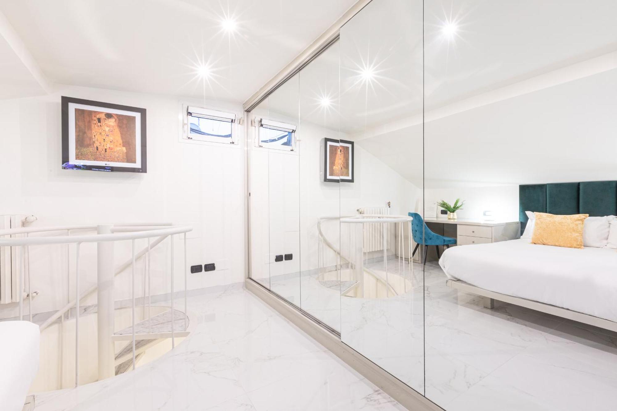 Monte Napoleone Split-Level Terrace Apartment - Top Collection Milan Exterior photo